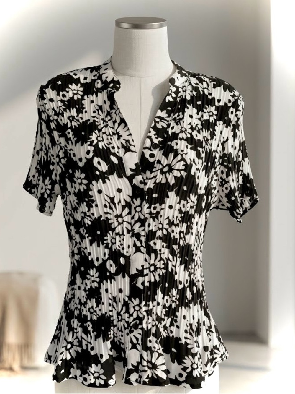 Laura Scott Black & White Floral Button-Front Pleated Top